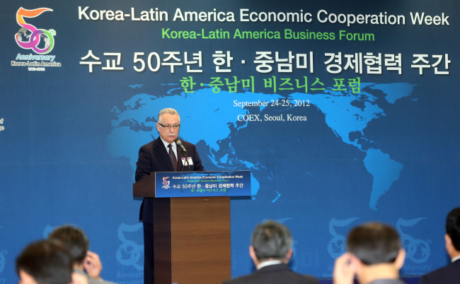 Rafael Antonio Salazar-Galvez, ambassador of Guatemala who is also dean of the diplomatic corps representing Latin America, speaks at the Korea-Latin America Business Forum to mark the two sides’ economic cooperation week in Seoul on Monday.