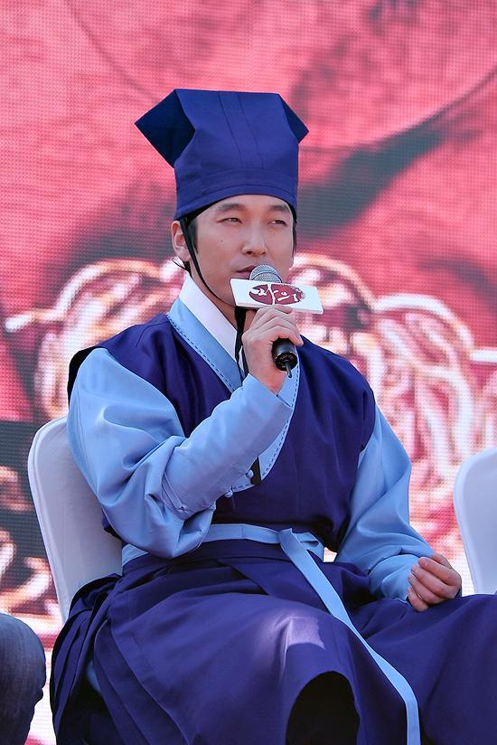 조승우(배우)
‘마의’ 조승우 “드라마 첫 출연 계기, 팬들에게 자주 모습 보이려..”