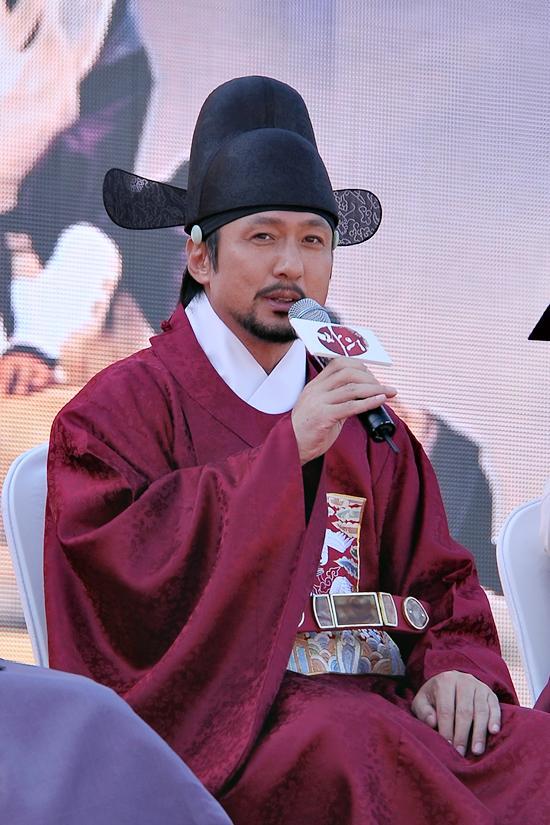 손창민(배우)
‘마의’ 손창민, 촬영장 최초 용감한 배우 등극 “밥 먹고 하자”