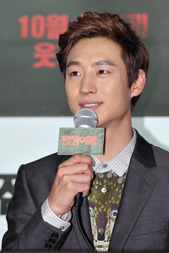 이제훈(배우)
이제훈 “상반기 ‘건축’, 하반기 ‘점쟁이들’ 훈훈하게 軍입대 하고 싶다”