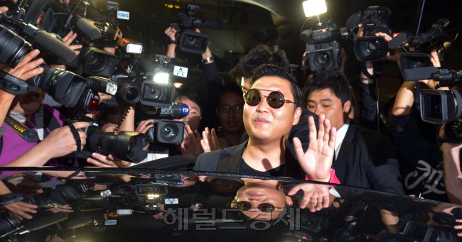 강남스타일 신드롬'을 일으키며 세계적으로 주목받고 있는 가수 싸이가 미국 일정을 마치고 25일 오전 인천공항으로 귀국하고 있다.<br />김명섭 기자 msiron@
강남스타일 신드롬'을 일으키며 세계적으로 주목받고 있는 가수 싸이가 미국 일정을 마치고 25일 오전 인천공항으로 귀국하고 있다.
김명섭 기자 msiron@
강남스타일 신드롬'을 일으키며 세계적으로 주목받고 있는 가수 싸이가 미국 일정을 마치고 25일 오전 인천공항으로 귀국하고 있다.
김명섭 기자 msiron@