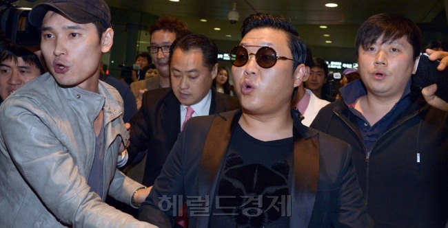 강남스타일 신드롬'을 일으키며 세계적으로 주목받고 있는 가수 싸이가 미국 일정을 마치고 25일 오전 인천공항으로 귀국하고 있다.<br />김명섭 기자 msiron@
강남스타일 신드롬'을 일으키며 세계적으로 주목받고 있는 가수 싸이가 미국 일정을 마치고 25일 오전 인천공항으로 귀국하고 있다.
김명섭 기자 msiron@