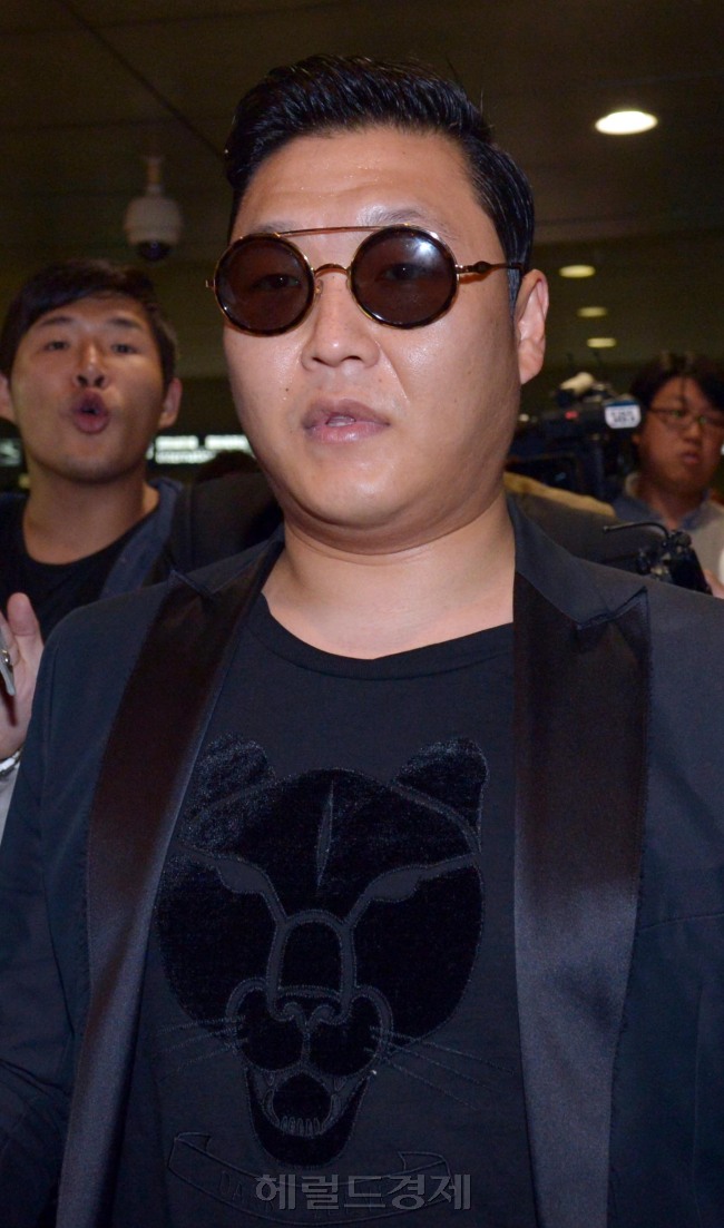 강남스타일 신드롬'을 일으키며 세계적으로 주목받고 있는 가수 싸이가 미국 일정을 마치고 25일 오전 인천공항으로 귀국하고 있다.<br />김명섭 기자 msiron@
강남스타일 신드롬'을 일으키며 세계적으로 주목받고 있는 가수 싸이가 미국 일정을 마치고 25일 오전 인천공항으로 귀국하고 있다.
김명섭 기자 msiron@
강남스타일 신드롬'을 일으키며 세계적으로 주목받고 있는 가수 싸이가 미국 일정을 마치고 25일 오전 인천공항으로 귀국하고 있다.
김명섭 기자 msiron@