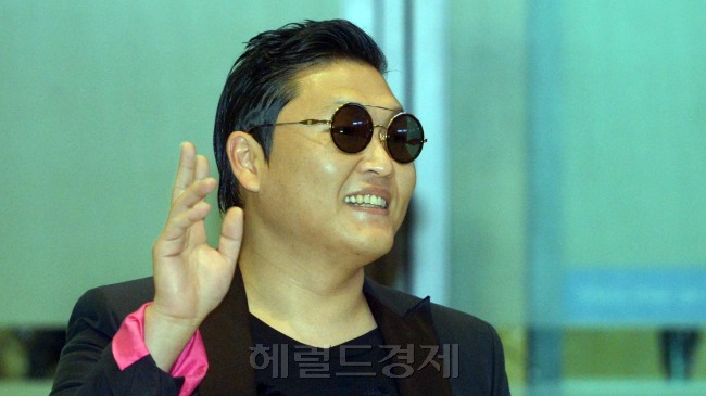강남스타일 신드롬'을 일으키며 세계적으로 주목받고 있는 가수 싸이가 미국 일정을 마치고 25일 오전 인천공항으로 귀국하고 있다.<br />김명섭 기자 msiron@
강남스타일 신드롬'을 일으키며 세계적으로 주목받고 있는 가수 싸이가 미국 일정을 마치고 25일 오전 인천공항으로 귀국하고 있다.
김명섭 기자 msiron@