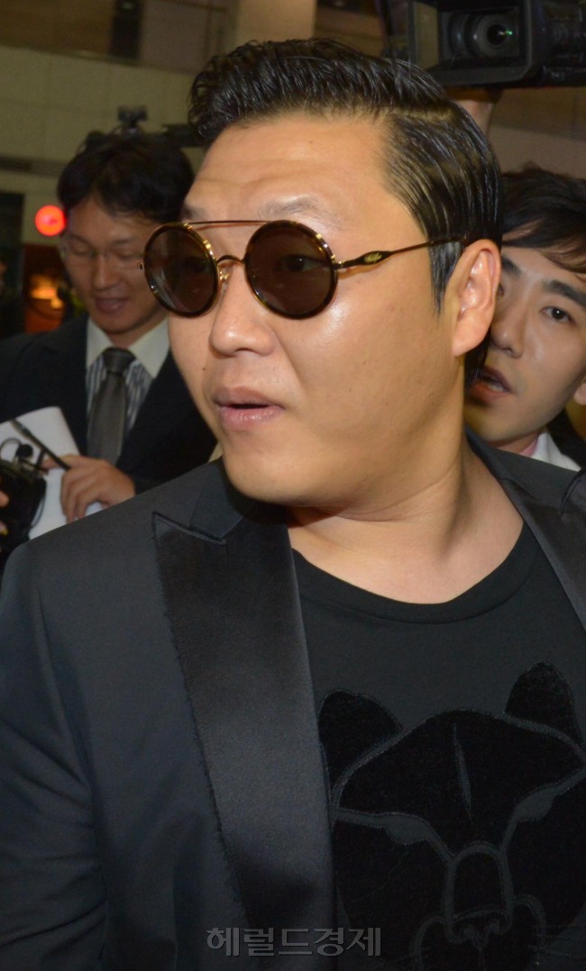 강남스타일 신드롬'을 일으키며 세계적으로 주목받고 있는 가수 싸이가 미국 일정을 마치고 25일 오전 인천공항으로 귀국하고 있다.<br />김명섭 기자 msiron@
강남스타일 신드롬'을 일으키며 세계적으로 주목받고 있는 가수 싸이가 미국 일정을 마치고 25일 오전 인천공항으로 귀국하고 있다.
김명섭 기자 msiron@