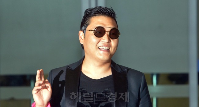 강남스타일 신드롬'을 일으키며 세계적으로 주목받고 있는 가수 싸이가 미국 일정을 마치고 25일 오전 인천공항으로 귀국하고 있다.<br />김명섭 기자 msiron@
강남스타일 신드롬'을 일으키며 세계적으로 주목받고 있는 가수 싸이가 미국 일정을 마치고 25일 오전 인천공항으로 귀국하고 있다.
김명섭 기자 msiron@
