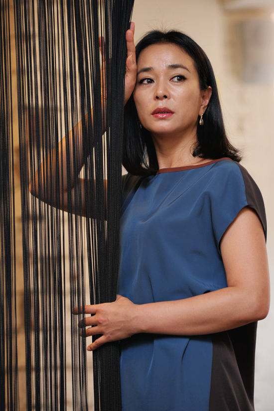 조민수(배우)
김기덕 감독의 영화 ‘피에타’가 제 69회 베니스 국제영화제에서 한국영화 최초로 최고 영예인 황금사자상을 수상했다. 그 현장에는 ‘피에타’의 주역인 배우 조민수와 이정진이 함께하며 기쁨을 함께 나눴다.