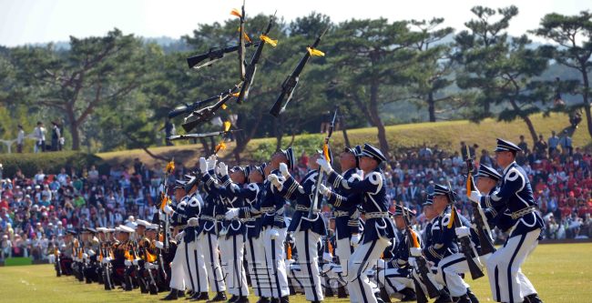 국방부장관 주관 건군 제64주년 국군의 날 행사가 25일 계룡대 대연병장에서 열려 의장대시범을 보이고 있다.<br />계룡대=김명섭 기자 msiron@
국방부장관 주관 건군 제64주년 국군의 날 행사가 25일 계룡대 대연병장에서 열려 의장대시범을 보이고 있다.
계룡대=김명섭 기자 msiron@