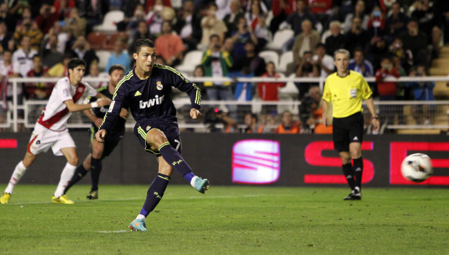 Real Madrid’s Cristiano Ronaldo scores his goal on Monday.   AP-Yonhap News