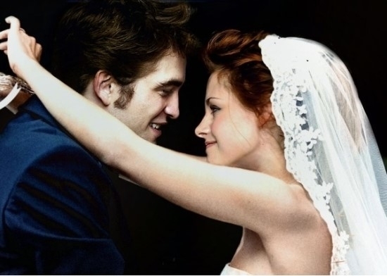 로버트 패틴슨(좌/Robert Pattinson/배우),크리스틴 스튜어트(Kristen Stewart/배우)
최근 불륜문제로 헤어진 할리어드 커플 로버트 패틴슨(26)과 크리스틴 스튜어트(22)가 결혼설에 휩싸여 관심을 끌고 있다.
　지난 23일(현지시간) 영국 쇼비즈스파이 등 현지언론은 “로버트 패틴슨과 크리스틴 스튜어트가 불륜 스캔들을 딛고 결혼하게 될수 도 있다”라고 보도했다.