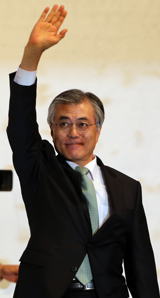 문재인(국회의원/민주통합당)
Moon Jae-in expresses thanks to his supporters at the Sept. 16 DUP primary after being nominated as the party’s presidential candidate.   Yonhap News