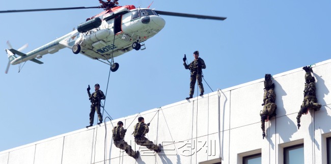 국방부장관 주관 건군 제64주년 국군의 날 행사가 25일 계룡대 대연병장에서 열려  군경합동 대테러작전을 보이고  있다.<br />계룡대=김명섭 기자 msiron@
국방부장관 주관 건군 제64주년 국군의 날 행사가 25일 계룡대 대연병장에서 열려  군경합동 대테러작전을 보이고  있다.
계룡대=김명섭 기자 msiron@