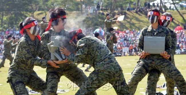 국방부장관 주관 건군 제64주년 국군의 날 행사가 25일 계룡대 대연병장에서 열려 여자 특전사들이 격파시범을 보이고  있다.<br />계룡대=김명섭 기자 msiron@
국방부장관 주관 건군 제64주년 국군의 날 행사가 25일 계룡대 대연병장에서 열려 여자 특전사들이 격파시범을 보이고  있다.
계룡대=김명섭 기자 msiron@