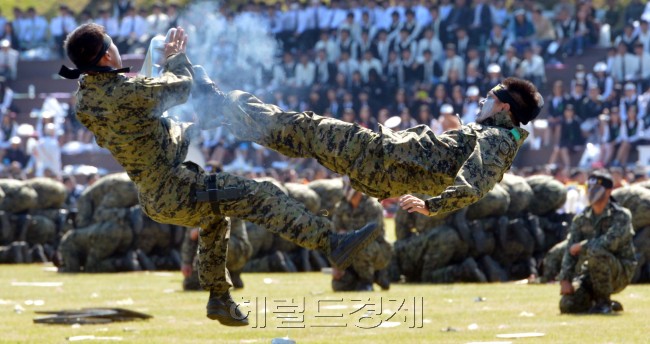 국방부장관 주관 건군 제64주년 국군의 날 행사가 25일 계룡대 대연병장에서 열려  특전사들이 특공무슬을 선보이고  있다.<br />계룡대=김명섭 기자 msiron@
국방부장관 주관 건군 제64주년 국군의 날 행사가 25일 계룡대 대연병장에서 열려  특전사들이 특공무슬을 선보이고  있다.
계룡대=김명섭 기자 msiron@