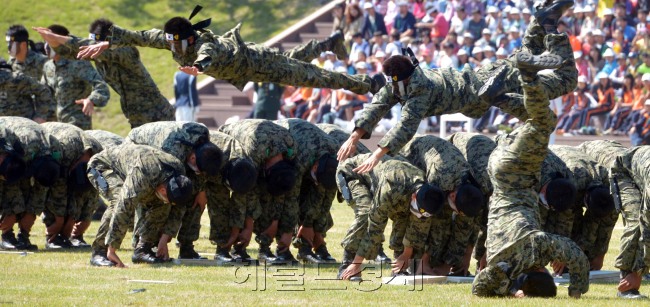 국방부장관 주관 건군 제64주년 국군의 날 행사가 25일 계룡대 대연병장에서 열려  특전사들이 낙법을 하고  있다.<br />계룡대=김명섭 기자 msiron@
국방부장관 주관 건군 제64주년 국군의 날 행사가 25일 계룡대 대연병장에서 열려  특전사들이 낙법을 하고  있다.
계룡대=김명섭 기자 msiron@