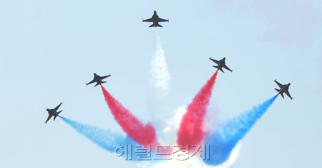 국방부장관 주관 건군 제64주년 국군의 날 행사가 25일 계룡대 대연병장에서 열려  블랙이글팀이 축하비행을 하고  있다.<br />계룡대=김명섭 기자 msiron@
국방부장관 주관 건군 제64주년 국군의 날 행사가 25일 계룡대 대연병장에서 열려  블랙이글팀이 축하비행을 하고  있다.
계룡대=김명섭 기자 msiron@