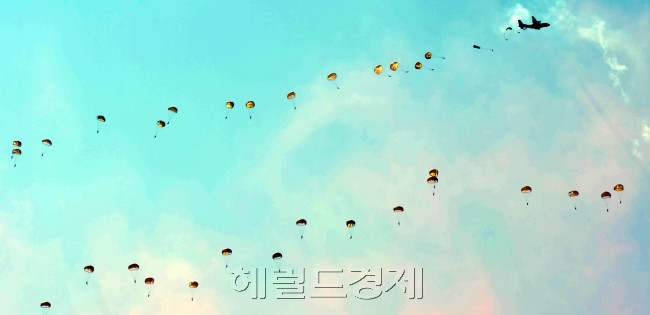 국방부장관 주관 건군 제64주년 국군의 날 행사가 25일 계룡대 대연병장에서 열려  특전사와 해병대가 집단강하를 하고  있다.<br />계룡대=김명섭 기자 msiron@
국방부장관 주관 건군 제64주년 국군의 날 행사가 25일 계룡대 대연병장에서 열려  특전사와 해병대가 집단강하를 하고  있다.
계룡대=김명섭 기자 msiron@