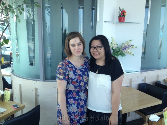 World Korea Bloggers Annabel Harrison (left) and Ema Ho pose for a photo at a cafe in Seoul as they wind up their week-long trip sponsored by the Korean Culture and Information Service on Monday.   Philip lglauer/The Korea Herald