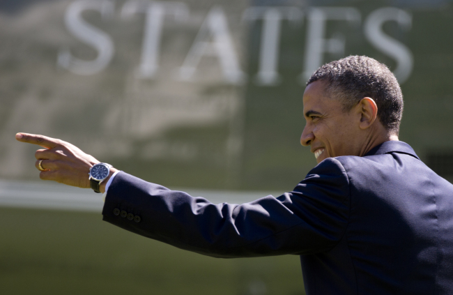 버락 오바마(Barack Obama/정치인/미국대통령)
President Barack Obama points to people on the South Lawn of the White House in Washington on Monday as he walks from the Oval Office to Marine One en route to New York.   AP-Yonhap News
