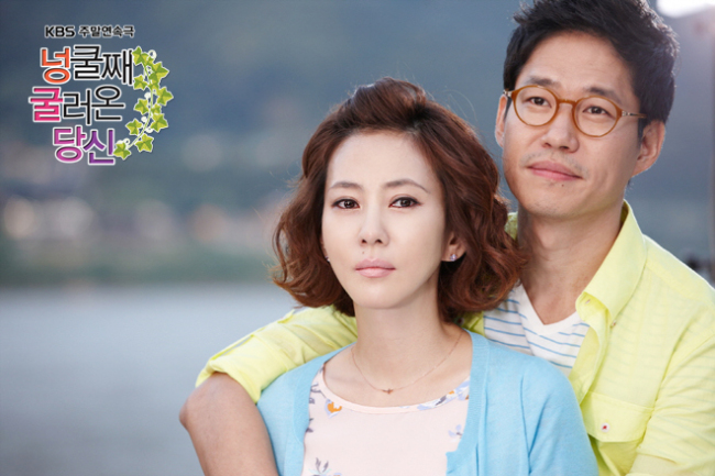 김남주(좌/배우),유준상(배우)
각각 지상파TV와 케이블TV에서 방영할 당시 시청률 기록을 갈아치우며 ‘국민드라마’ ‘신드롬’ 등의 수식어를 달고 다녔다. 이들 두 드라마는 가족애와 1990년대의 복고 감성 등 정서적인 메시지로 장기불황과 미취업에 지친 현대인을 달랬다. 그런데 달래는 방식이 좀 ‘예능스럽다.’ 인물의 캐릭터성은 극대화돼 있고, 에피소드로 전개되며, 온갖 카메오(특별출연)가 등장하고 각종 패러디로 범벅 돼 있다. 진지함을 코믹한 당의를 입혀 풀어낸다. 마지막 반전과 수수께끼를 하나 하나 풀어가는 퍼즐식 구성으로 시청자를 낚는 것도 예능 방식에 가깝다.