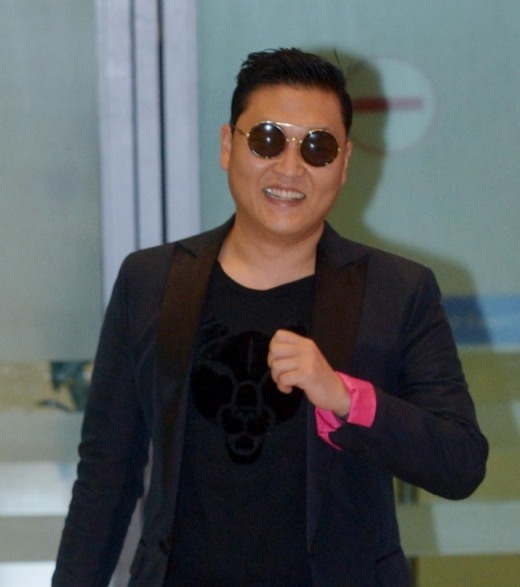 싸이(박재상/가수/음악PD)
Singer Psy returns to Korea through Incheon International Airport on Tuesday morning.