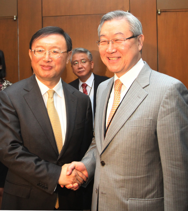 Korean Foreign Minister Kim Sung-hwan (right) meets with his Chinese counterpart Yang Jiechi during their talks in New York on Monday.
Yonhap News