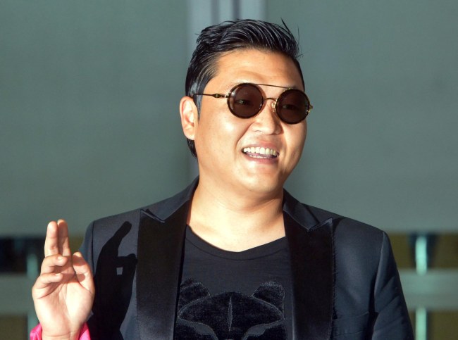 싸이(박재상/가수/음악PD)
Psy waves his hand at Incheon International Airport on Tuesday morning. (Kim Myung-sub/The Korea Herald)