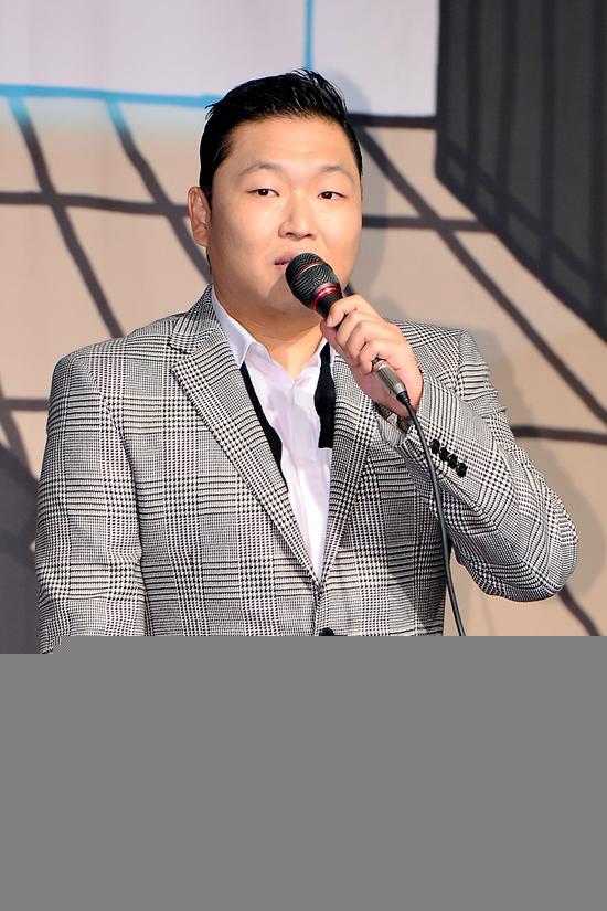 싸이(박재상/가수/음악PD)
가수 싸이가 미국 전역에 ‘강남스타일’을 퍼뜨리고 귀국했다. “얼떨떨하다”는 소감으로 말문을 연 그는 약 2달간의 행적에 대한 소회를 밝혔다.
싸이는 9월 25일 오후 3시 서울 강남구 삼성동 라마다 서울 호텔에서 진행된 귀국 기념 기자회견에서 “의도한 바 없이 큰 쾌거를 이뤘다. 얼떨떨한 기분이고, 대중들의 뜨거운 성원과 현지 교민들의 응원 덕분에 가능한 일이었다”고 감사의 인사를 전했다.