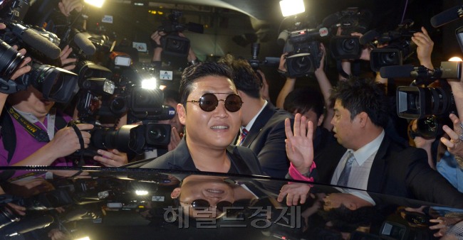 싸이(박재상/가수/음악PD)
강남스타일 신드롬'을 일으키며 세계적으로 주목받고 있는 가수 싸이가 미국 일정을 마치고 25일 오전 인천공항으로 귀국하고 있다. 김명섭 기자 msiron@heraldcorp.com
강남스타일 신드롬'을 일으키며 세계적으로 주목받고 있는 가수 싸이가 미국 일정을 마치고 25일 오전 인천공항으로 귀국하고 있다. 김명섭 기자 msiron@heraldcorp.com