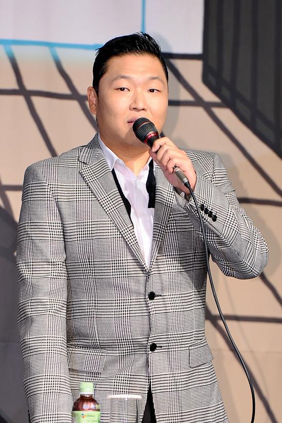 싸이(박재상/가수/음악PD)
가수 싸이가 미국 전역에 ‘강남스타일’을 퍼뜨리고 귀국했다. “얼떨떨하다”는 소감으로 말문을 연 그는 약 2달간의 행적에 대한 소회를 밝혔다.
싸이는 9월 25일 오후 3시 서울 강남구 삼성동 라마다 서울 호텔에서 진행된 귀국 기념 기자회견에서 “의도한 바 없이 큰 쾌거를 이뤘다. 얼떨떨한 기분이고, 대중들의 뜨거운 성원과 현지 교민들의 응원 덕분에 가능한 일이었다”고 감사의 인사를 전했다.
