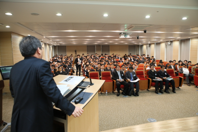 최근 서울 여의도에서 열린 LH 기업설명회 자리에서 국내 굴지의 기관투자자들을 대거 초청한 가운데 이지송 LH 사장이 올해 영업실적, 향후 주택 사업을 비롯한 경영실적 및 사업계획 등을 설명하고 있다.  [사진 = LH 제공]