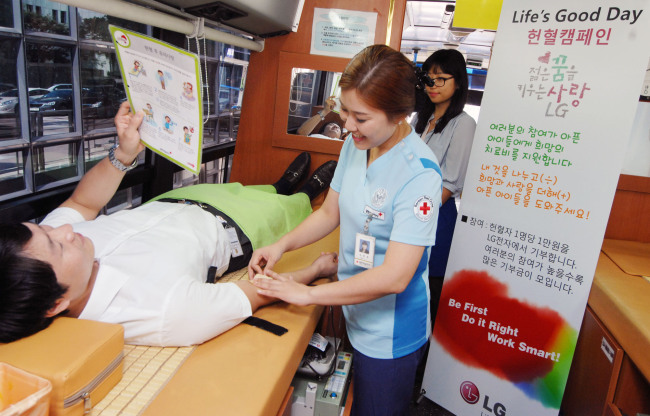 LG전자는 다음달 12일까지 국내 13개 사업장에서 ‘라이프스 굿 데이(Life’s Good Day) 헌혈캠페인’을 진행한다고 26일 밝혔다. 임직원이 헌혈을 하면 회사가 1만원씩을 기부하는 방식. 이를 통해 2000만원을 모금하는 것이 캠페인의 목표다. 적립된 기금은 백혈병어린이재단이 선정한 아동 1명과 회사 측에서 선정한 직원 자녀 1명의 치료비로 사용된다.  사진은 지난 25일 여의도 트윈타워에서 LG 직원들이 헌혈하는 모습.   [사진제공=LG전자]
