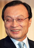 이해찬(국회의원/전교육부장관)
이해찬 민주통합당 대표가 박근혜 새누리당 대선후보의 ‘인혁당 사과’와 관련 “박 후보의 진정성을 믿겠다. 그래야 나라가 바로 설 수 있다”고 강조했다.