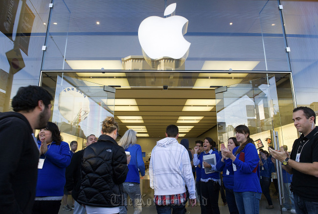 Customers enter an Apple Inc. store to buy the new iPhone 5 in San Francisco, California, U.S., on Sept. 21.   Bloomberg