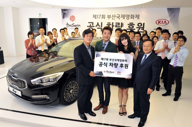 기아자동차는 내달 4일부터 13일까지 열리는 ‘제17회 부산국제영화제(17th Busan International Film Festival)’를 공식 후원한다고 26일 밝혔다. 이에 따라 기아차는 부산국제영화제를 방문하는 주요 영화배우들과 유명 감독들의 의전차량 및 대회 업무차량으로 K9, K7, 쏘렌토R, 스포티지R, 쏘울, 프라이드, 레이 등 총 130대의 차량을 제공할 예정이다. 이용관(왼쪽부터) 부산국제영화제조직위원회 집행위원장, 영화배우 이희준 씨, 강소라 씨, 김창식 기아차 국내영업본부장이 공식후원 조인식을 마친 뒤 기념 촬영을 하고 있다. [사진제공=기아자동차]