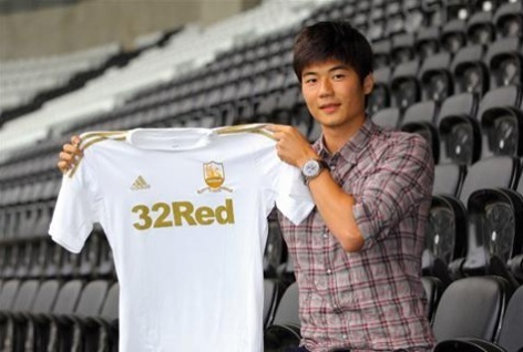 기성용(축구선수/스완지 시티AFC/MF)
응답하라 2007 하하하." 기성용(스완지시티)이 잉글랜드 프로축구에서 두 게임 연속 풀타임 출전에 팀 승리를 이끈 데 대한 기쁨을 전했다. 특히 5년 만의 수비수 변신 속에 거둔 승리에 남다른 감회를 드러냈다.