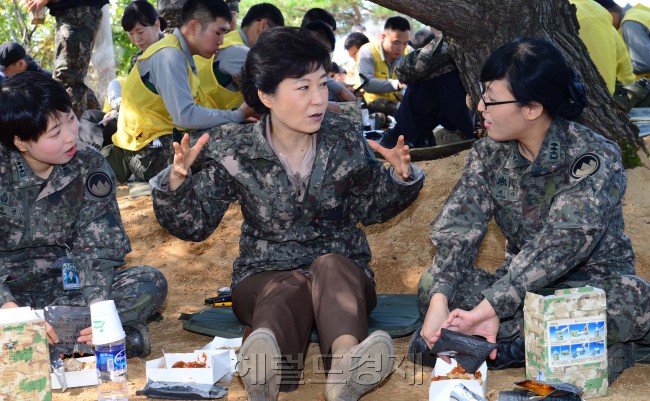 25일  새누리당  박근혜 후보가  강원 양구 21사단 유해발굴 현장을 방문한 후 여군과의 전투식량 오찬 간담회를 하고 있다.박현구 기자phko@heraldcorp.com
25일  새누리당  박근혜 후보가  강원 양구 21사단 유해발굴 현장을 방문한 후 여군과의 전투식량 오찬 간담회를 하고 있다.박현구 기자phko@heraldcorp.com
박근혜 새누리당 대선후보가 25일 강원도 양구군 동면 월운리 수리봉 21사단 유해발굴 현장을 방문, 군장병과 대화를 나누고 있다. 과거사 사과 이후에도 지지율이 반등하지 않고 있는 가운데, 박 후보 측은 준비된 대통령으로서의 행보를 계속하면 지지율은 언제든 오를 수 있다며 자신하는 모습이다.  박현구 기자/phko@heraldcorp.com
박근혜 새누리당 대선후보가 25일 강원도 양구군 동면 월운리 수리봉 21사단 유해발굴 현장을 방문, 군장병과 대화를 나누고 있다. 과거사 사과 이후에도 지지율이 반등하지 않고 있는 가운데, 박 후보 측은 준비된 대통령으로서의 행보를 계속하면 지지율은 언제든 오를 수 있다며 자신하는 모습이다.  박현구 기자/phko@heraldcorp.com