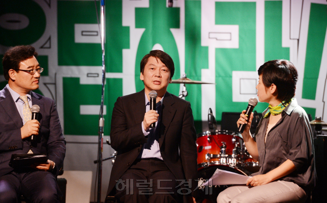 무소속으로 대선에 출마한 안철수 후보가 25일 서울 홍대 앞 롤링홀에서 열린 PD수첩 방송 정상화를 위한 콘서트 '응답하라!PD수첩'에 참석해 사회자들의 질문에 답하고 있다. 박현구 기자phko@heraldcorp.com 2012.09.25