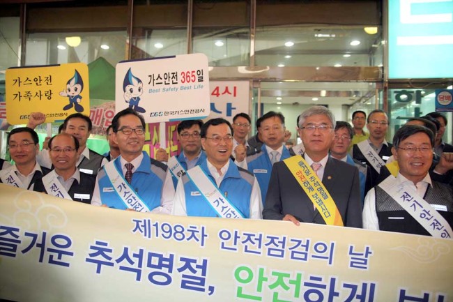 한국가스안전공사(사장 전대천)는 추석명절을 앞두고 9.24(월) ~ 9.25(화) 이틀간 서울 길음시장, 원주 남부시장에서 소방방재청, 전기안전공사 등 유관기관 및 가스업계 150여명이 참여한 가운데 합동 안전점검을 실시하였다.
한국가스안전공사(사장 전대천)는 추석명절을 앞두고 9.24(월) ~ 9.25(화) 이틀간 서울 길음시장, 원주 남부시장에서 소방방재청, 전기안전공사 등 유관기관 및 가스업계 150여명이 참여한 가운데 합동 안전점검을 실시하였다.
한국가스안전공사(사장 전대천)는 추석명절을 앞두고 9.24(월) ~ 9.25(화) 이틀간 서울 길음시장, 원주 남부시장에서 소방방재청, 전기안전공사 등 유관기관 및 가스업계 150여명이 참여한 가운데 합동 안전점검을 실시하였다.