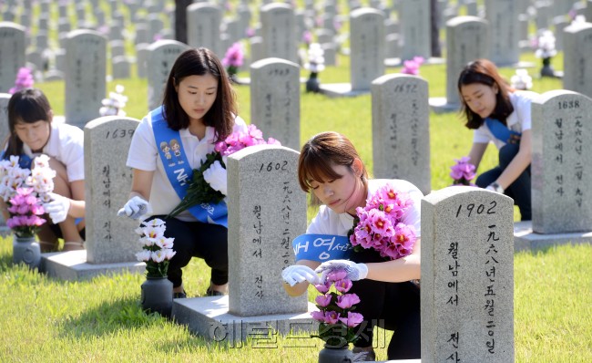 25일 오전 서울 동작동 현충원에서 농협 임직원과 대학생 홍보대사 'NH 서포터즈'가 한가위를 맞아 봉사활동을 하고 있다./ 안훈기자 rosedale@ 2012.09.25
25일 오전 서울 동작동 현충원에서 농협 임직원과 대학생 홍보대사 'NH 서포터즈'가 한가위를 맞아 봉사활동을 하고 있다./ 안훈기자 rosedale@ 2012.09.25