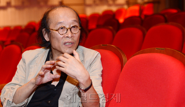 김철리(서울시극단 단장)
"사람 사는 꼴이 궁금해서 저 달님이 세상을 기웃대시는가.”
사람 사는 모습은 12년 전이나 지금이나 변하지 않았다. 최근 연극 ‘달빛속으로 가다’를 무대에 올린 김철리 서울시극단 단장은 연출을 맡으며 세상 사는 모습을 작품 속에 담고 과거와 지금이 그리 변하지 않았다는 것을 움직이는 보름달로 보여주고자 했다.