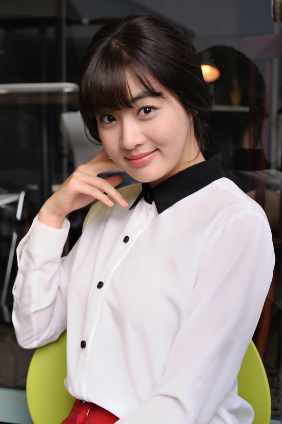 강소라(배우)
“당장은 아니지만, 연출에 도전하고 싶은 생각이 아예없진 않아요. 만약 제가 연출을 하게 된다면 배우라는 경험을 해봤으니 어떻게 편하게 감정을 끌어내는 것이 좋은지 잘 알 것 같고, 또 배우에게 좋은 환경 만들어주는 연출가가 될 듯 해요.”