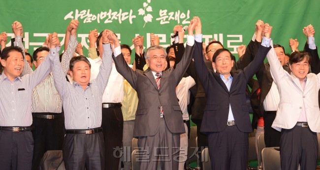 26일 오전 문재인 민주통합당 대통령 후보가 서울시청에서 열린 '골목상권 보호정책 간담회'에서 박원순 서울시장과 골목상권 활성화를 위한 만세를 하고 있다./안훈기자 rosedale@ 2012.09.26
26일 오전 문재인 민주통합당 대통령 후보가 서울시청에서 열린 '골목상권 보호정책 간담회'에서 박원순 서울시장과 골목상권 활성화를 위한 만세를 하고 있다./안훈기자 rosedale@ 2012.09.26