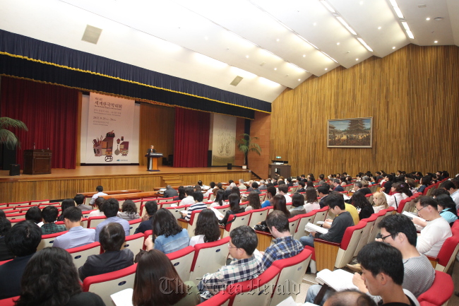 Seoul National University professor emeritus Cho Dong-il delivers a keynote address at the Sixth World Congress of Korean Studies on Tuesday.   The Academy of Korean Studies