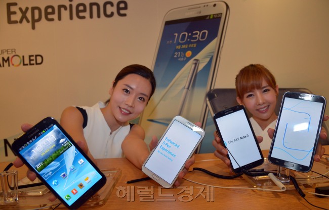 삼성전자는 26일 오전 서울 서초사옥 다목적홀에서 ‘갤럭시 노트2 월드투어 2012 서울’ 행사를 열고 전격 공개했다.<br />김명섭 기자 msiron@
삼성전자는 26일 오전 서울 서초사옥 다목적홀에서 ‘갤럭시 노트2 월드투어 2012 서울’ 행사를 열고 전격 공개했다.
김명섭 기자 msiron@
삼성전자는 26일 오전 서울 서초사옥 다목적홀에서 ‘갤럭시 노트2 월드투어 2012 서울’ 행사를 열고 전격 공개했다.
김명섭 기자 msiron@
삼성전자는 26일 오전 서울 서초사옥 다목적홀에서 ‘갤럭시 노트2 월드투어 2012 서울’ 행사를 열고 전격 공개했다.
김명섭 기자 msiron@