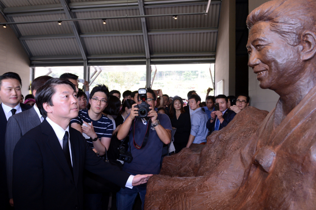 안철수(기업인/교수)
Independent presidential candidate Ahn Cheol-soo looks at a bust of late former President Roh Moo-hyun in Bongha, South Gyeongsang Province, on Wednesday.   Yonhap News
