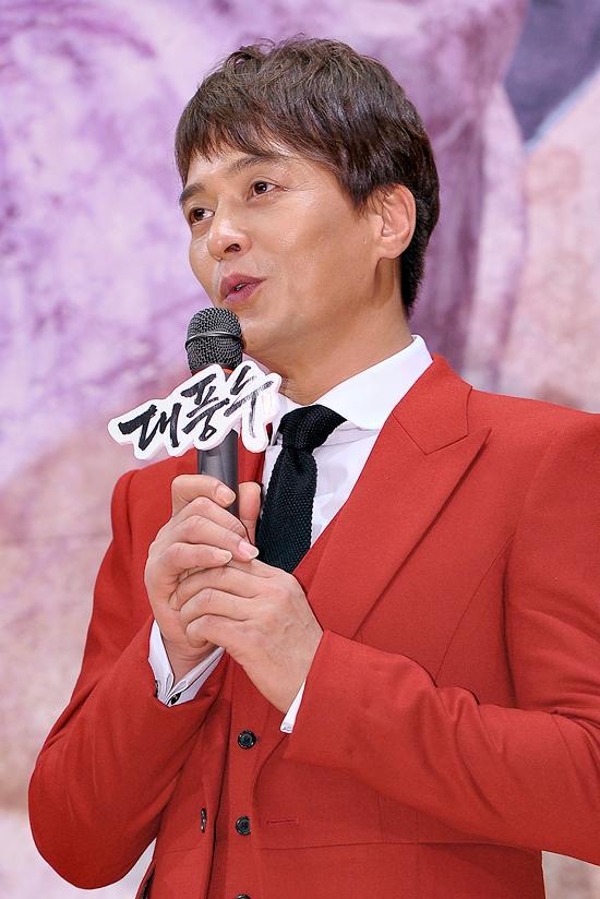 조민기(배우)
‘대풍수’ 조민기 “女배우들과 살결로 호흡, 육덕진 男배우 될 터”