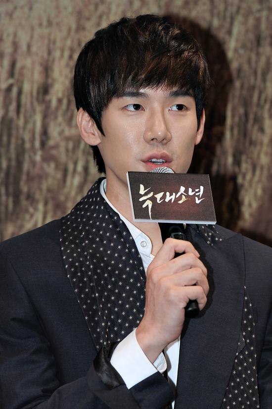 유연석(안연석/배우)
그는 이어 "그런데 ‘건축학개론’으로 악역에 대한 인상이 크셨나보다. 앞으로도 캐릭터에 대한 제 이미지를 크게 신경쓰지는 않을 것이다"라며 "다만 앞으로는 배우로서 연기적인 양면성을 보여 드리고 싶다"고 말했다. 극중 유연석은 ’소녀’에 대한 일방적이고 비뚤어진 사랑으로 인해 ’늑대소년’을 경계하며 곤경에 빠뜨리는 지태 역을 맡았다.