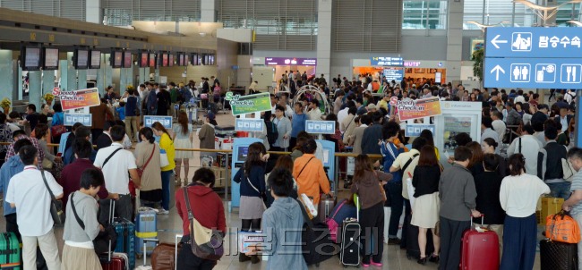 최장 5일 징검다리 추석연휴를 앞두고 27일 인천공항 출국장에서 해외여행객들이 떠날 채비를 하고 있다. 올해 추석 해외여행 예약인원은 작년보다 7,6%증가한 57만명에 이른다.<br />인천=김명섭 기자 msiron@
최장 5일 징검다리 추석연휴를 앞두고 27일 인천공항 출국장에서 해외여행객들이 떠날 채비를 하고 있다. 올해 추석 해외여행 예약인원은 작년보다 7,6%증가한 57만명에 이른다.
인천=김명섭 기자 msiron@