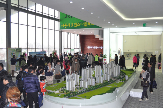 극동건설마저 법정관리행을 선택하면ㅅ 올들어서만 7개 건설사가 잇따라 법정관리에 들어가는등 건설업계가 최악의 위기상황으로 치닫고 있다. 특단의 대책 없이는 건설사들의 경영난이 계속될 전망이어서 우려가 커지는 상황이다. 사진은 올해 초 극동건설이 분양한 세종시 웅진스타클래스 2차 견본주택 내부 모습.